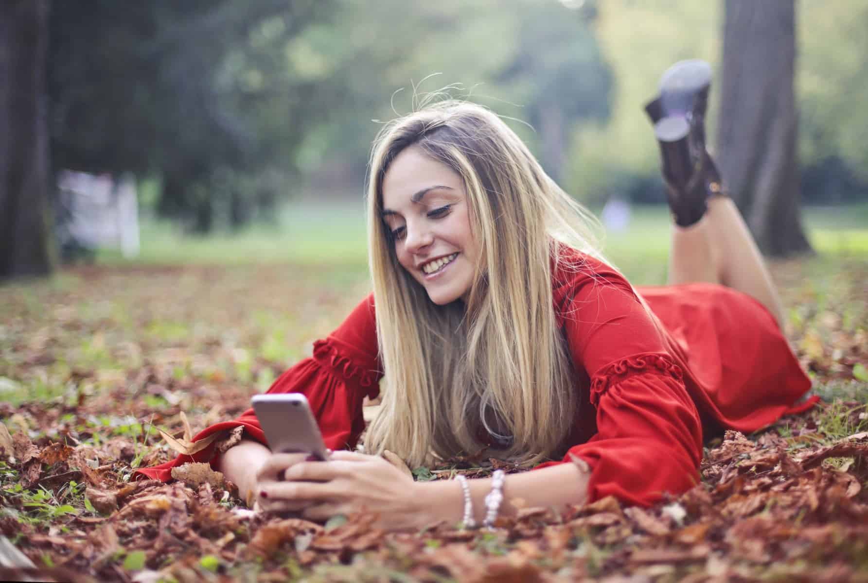 girl texting to get paid for sext text / chat